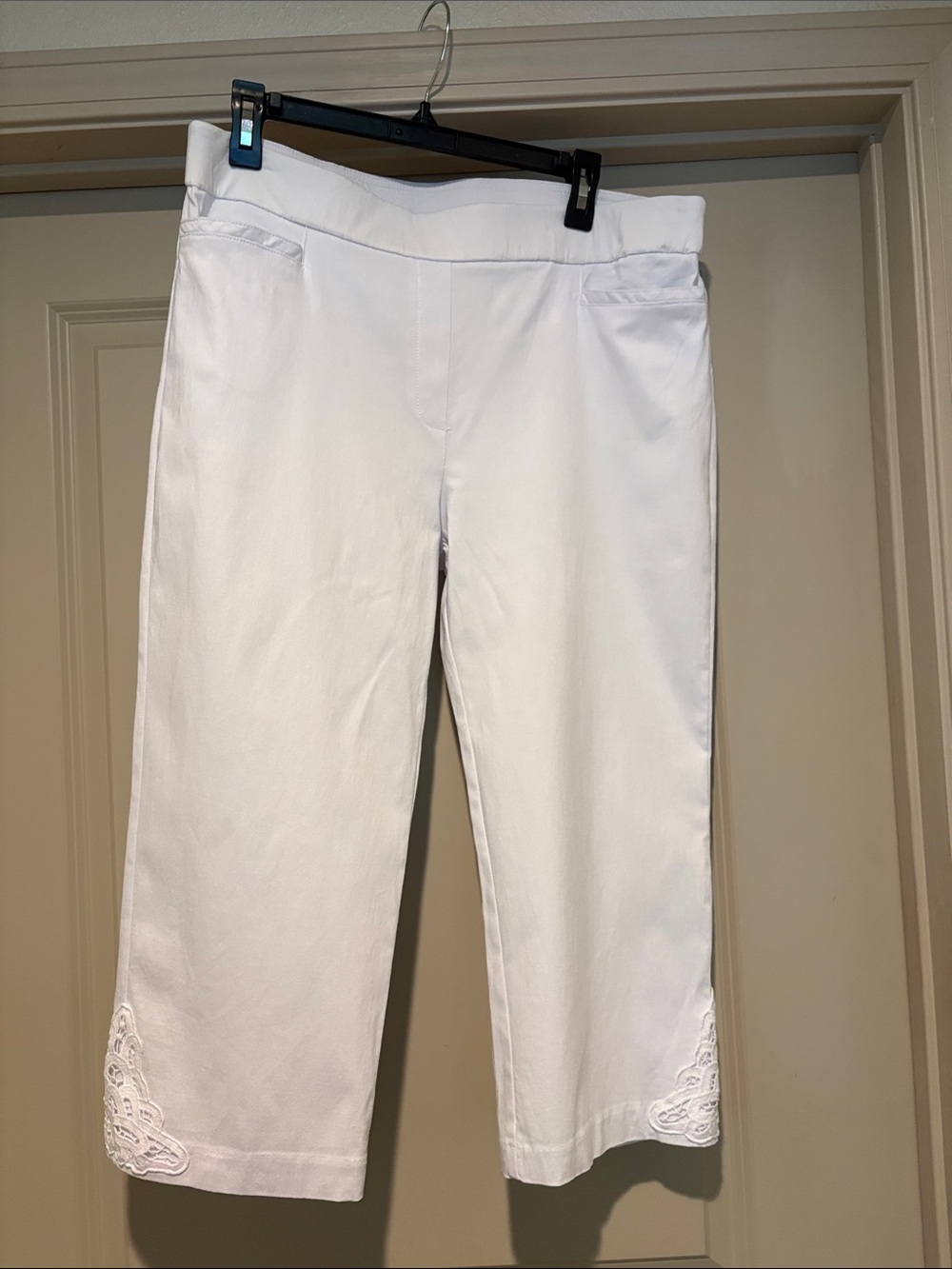 Kim Rogers White Cropped Capris with Embroidered Hem